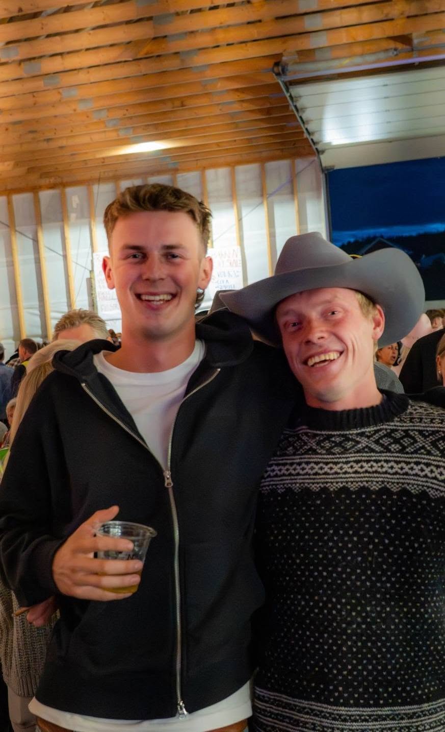 To festivalgjester smiler i låven