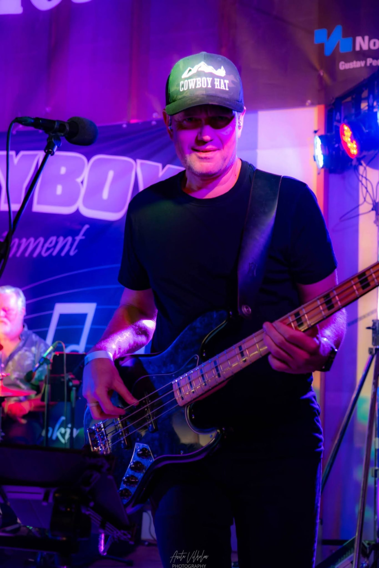 Bassist med Cowboy Hat-caps på scenen