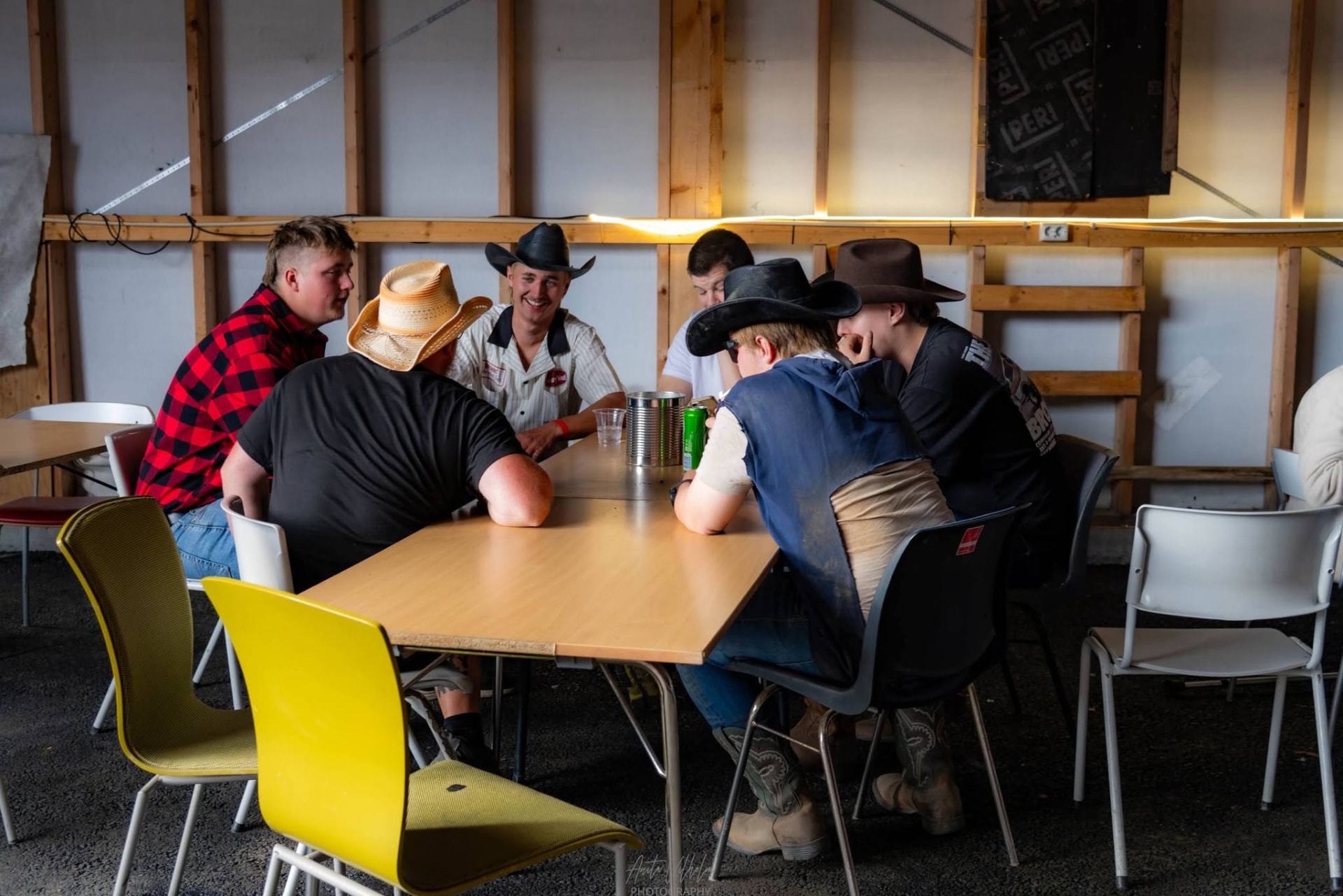 Festivalgjester rundt bordet i låven