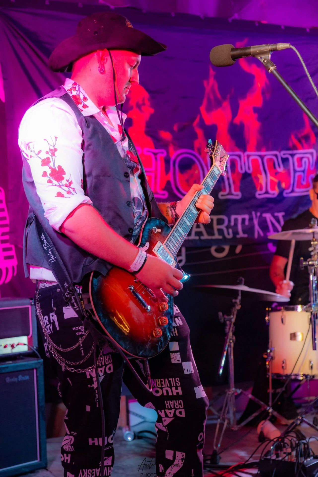 Gitarist i vest spiller solo på scenen