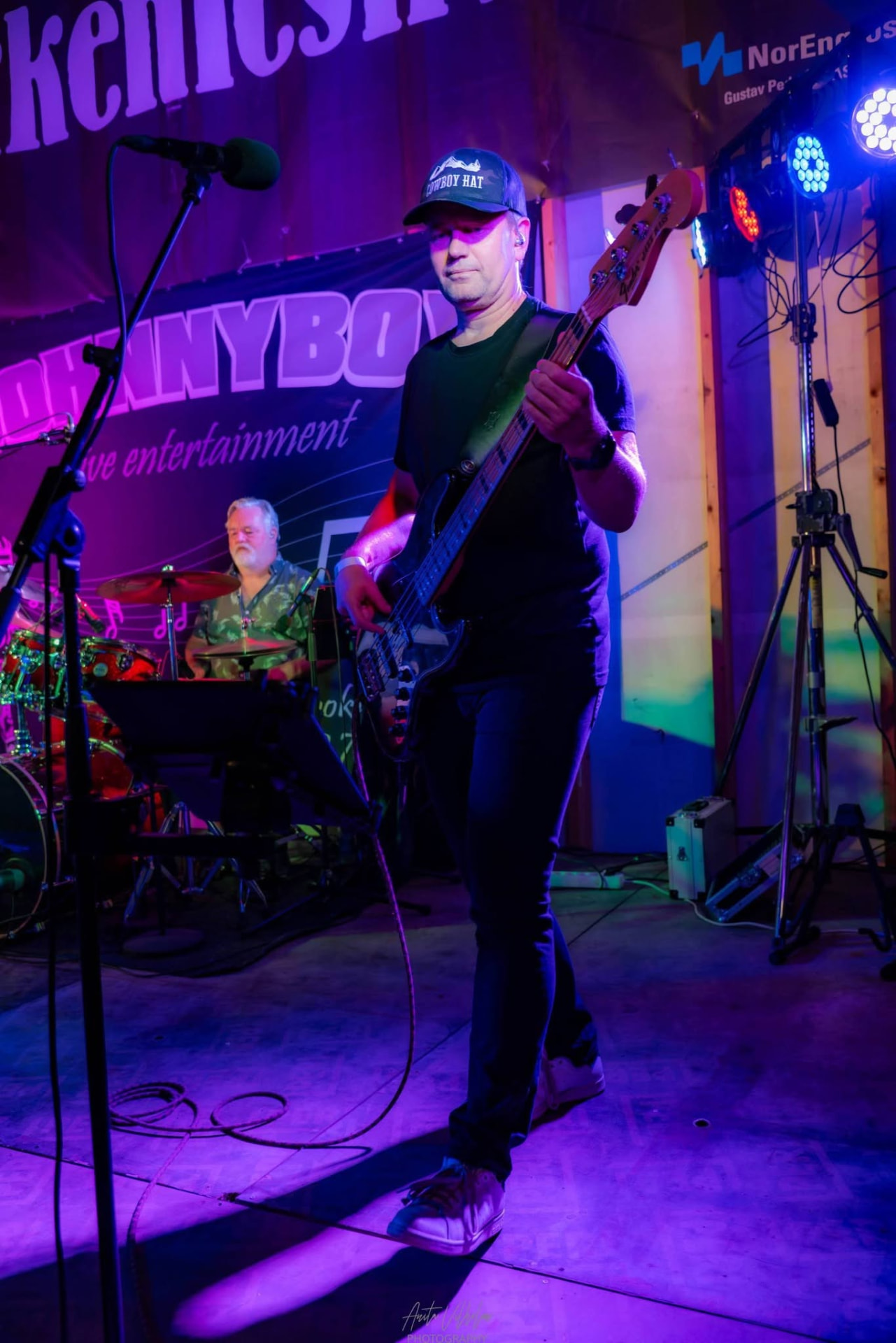 Bassist i aksjon under konsert i låven