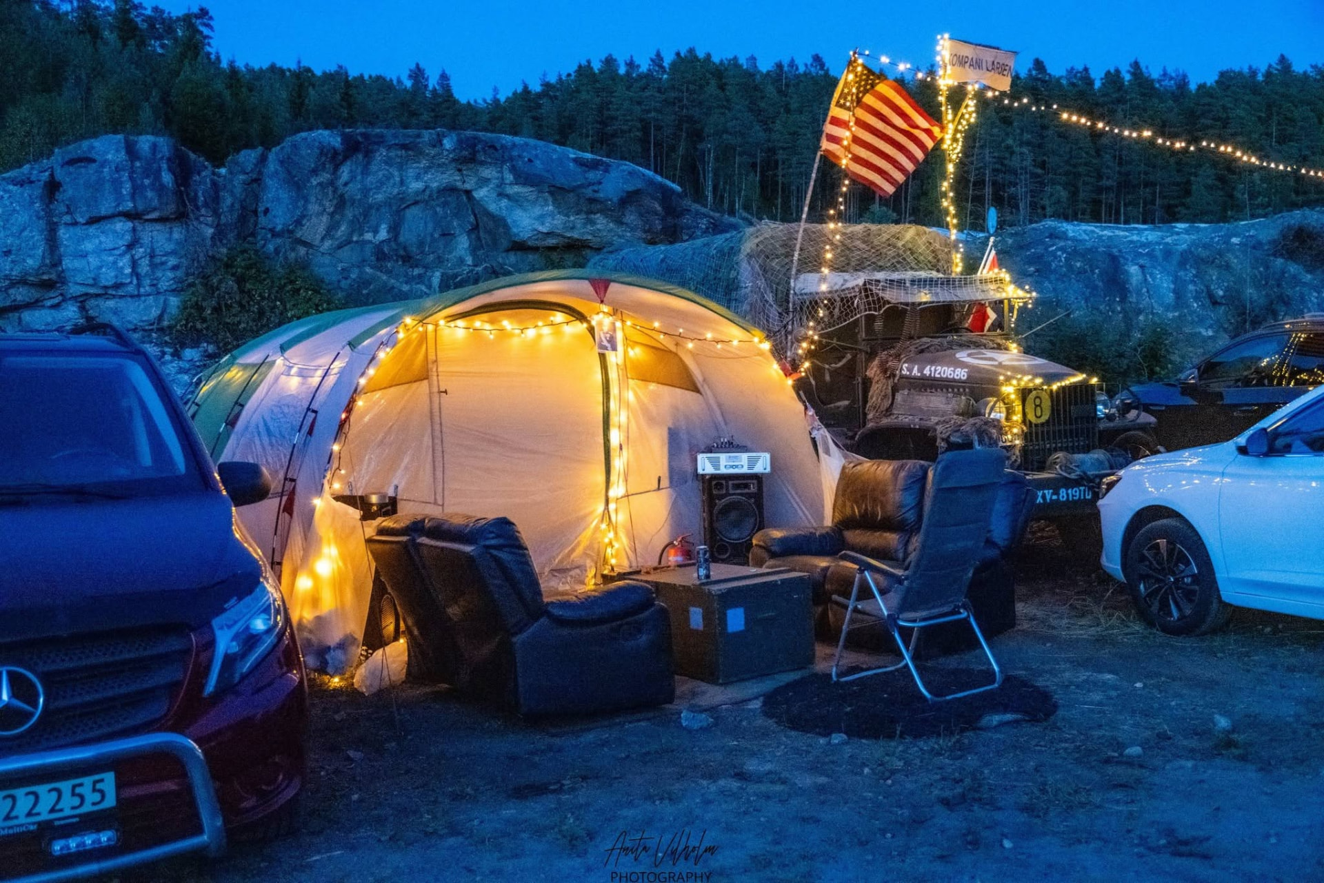 Opplyst campingtelt i blåtimen på festivalcampen