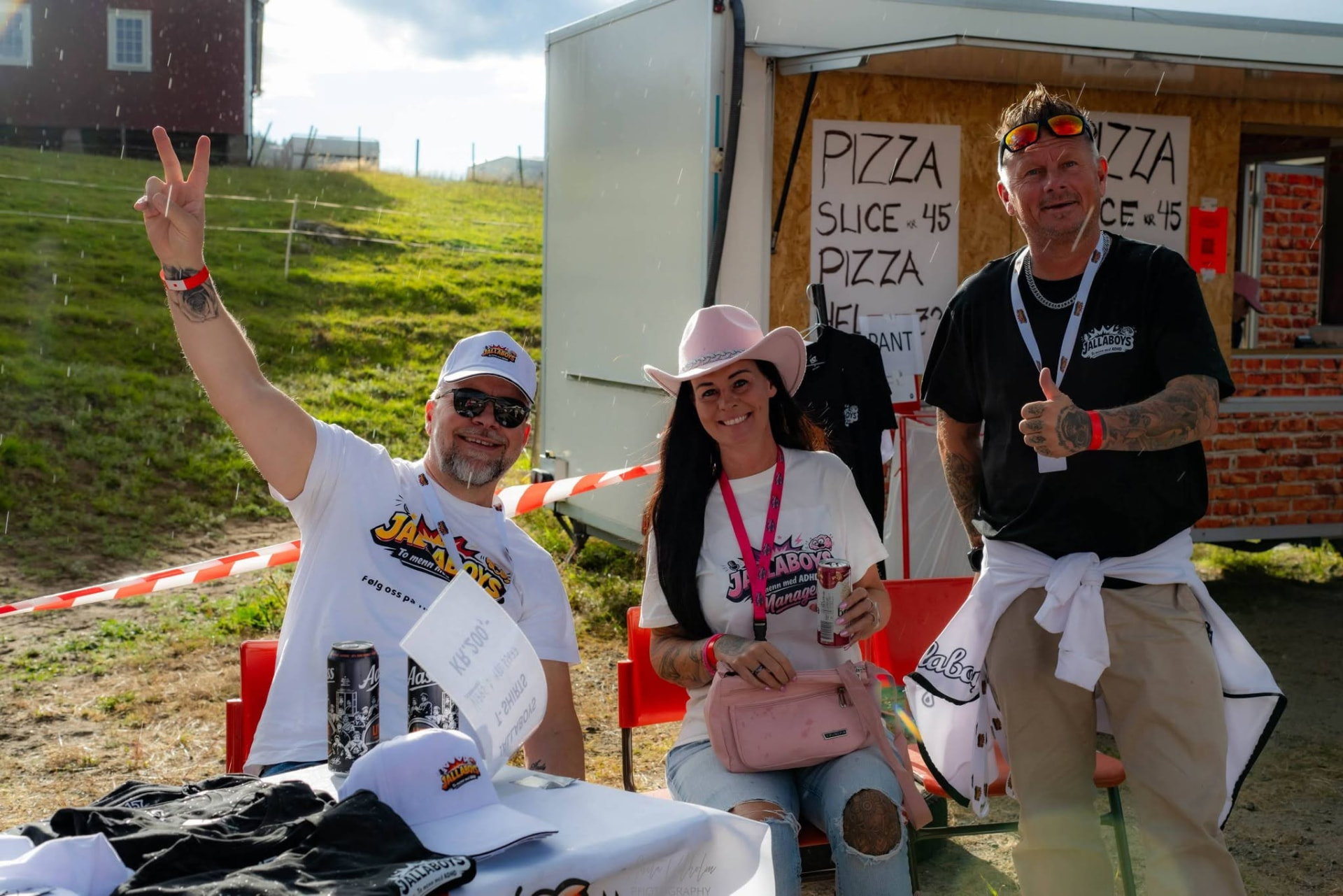 Jallaboys og pizzabod på festivalområdet