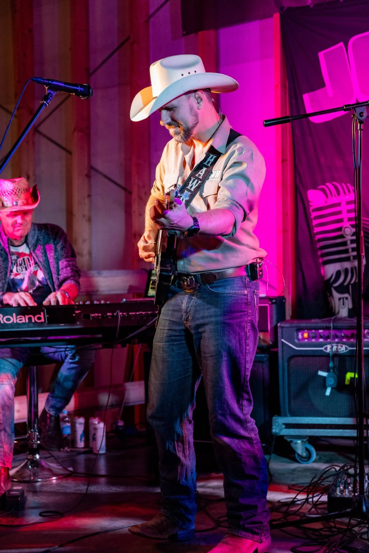 Gitarist med cowboyhatt på scenen