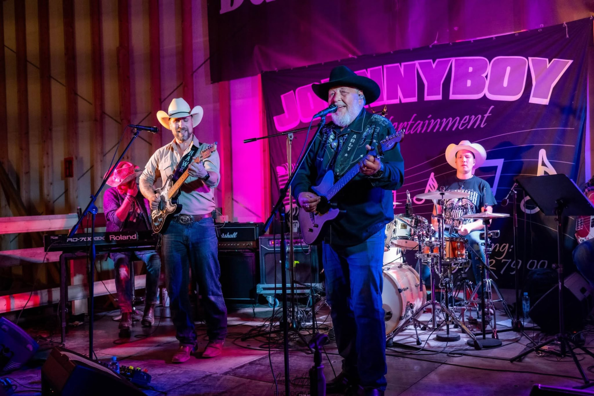 Johnnyboy Entertainment spiller countrylåter på scenen