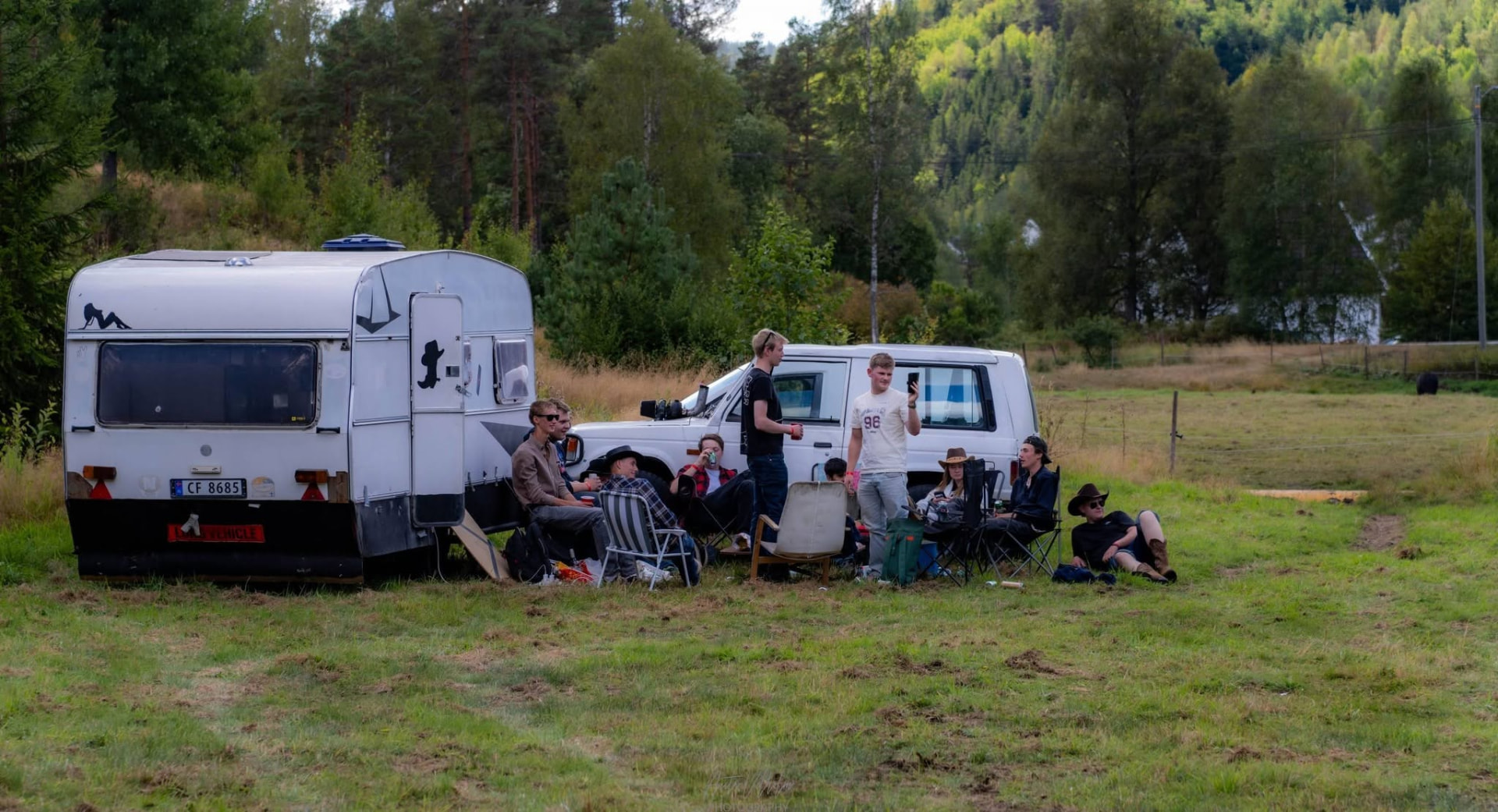 Campinglivet med campingvogn og stoler