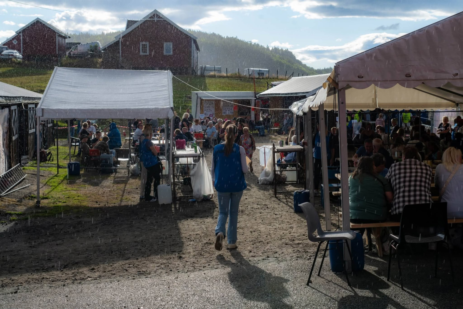 Festivalområdet med telt og publikum