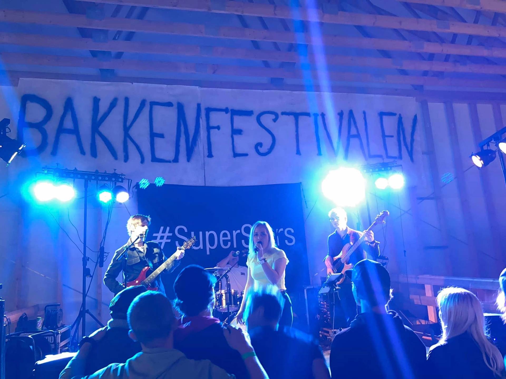 #SuperStars på scenen i blått lys