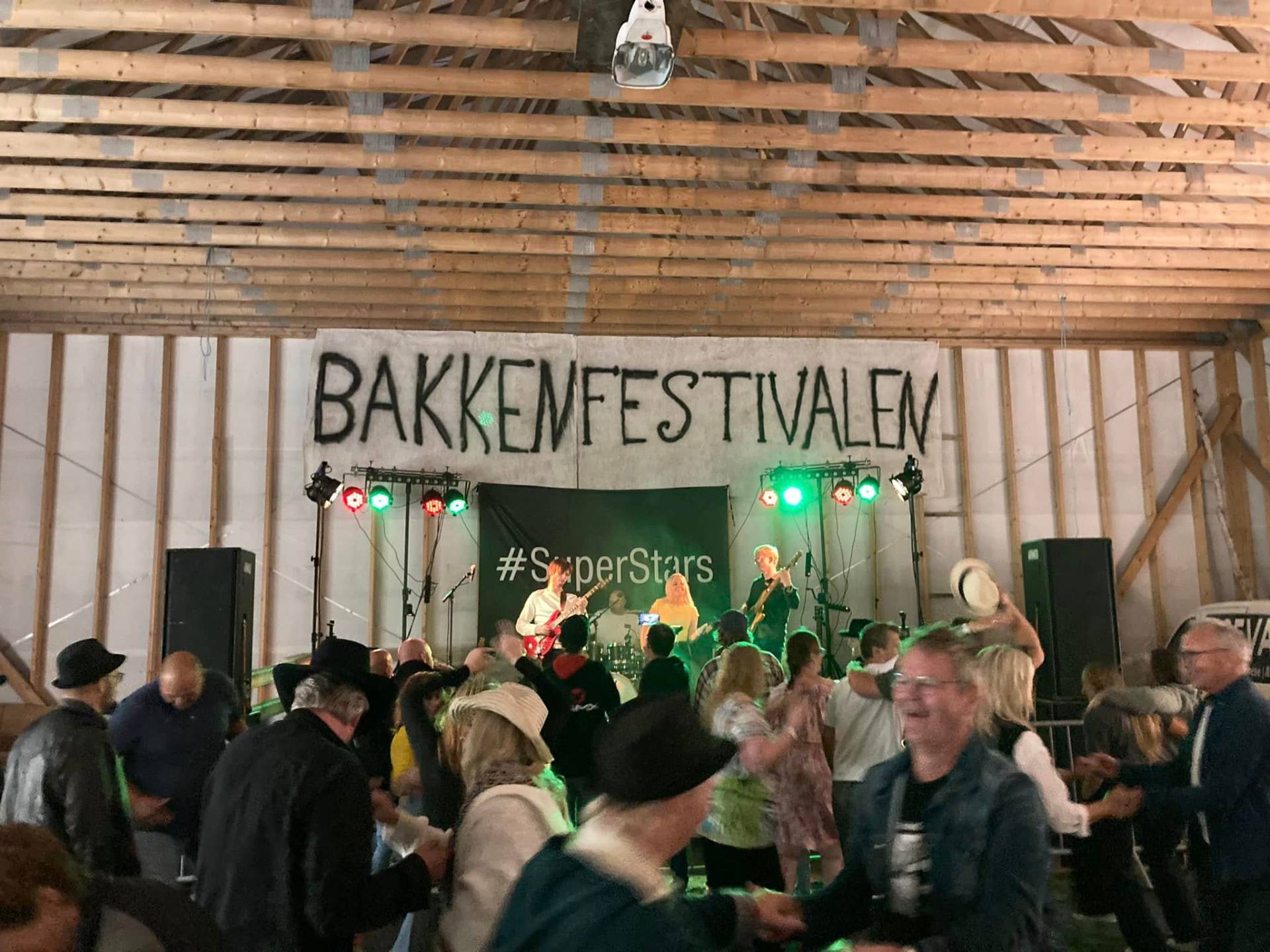 Dansegulvet fylt under konserten
