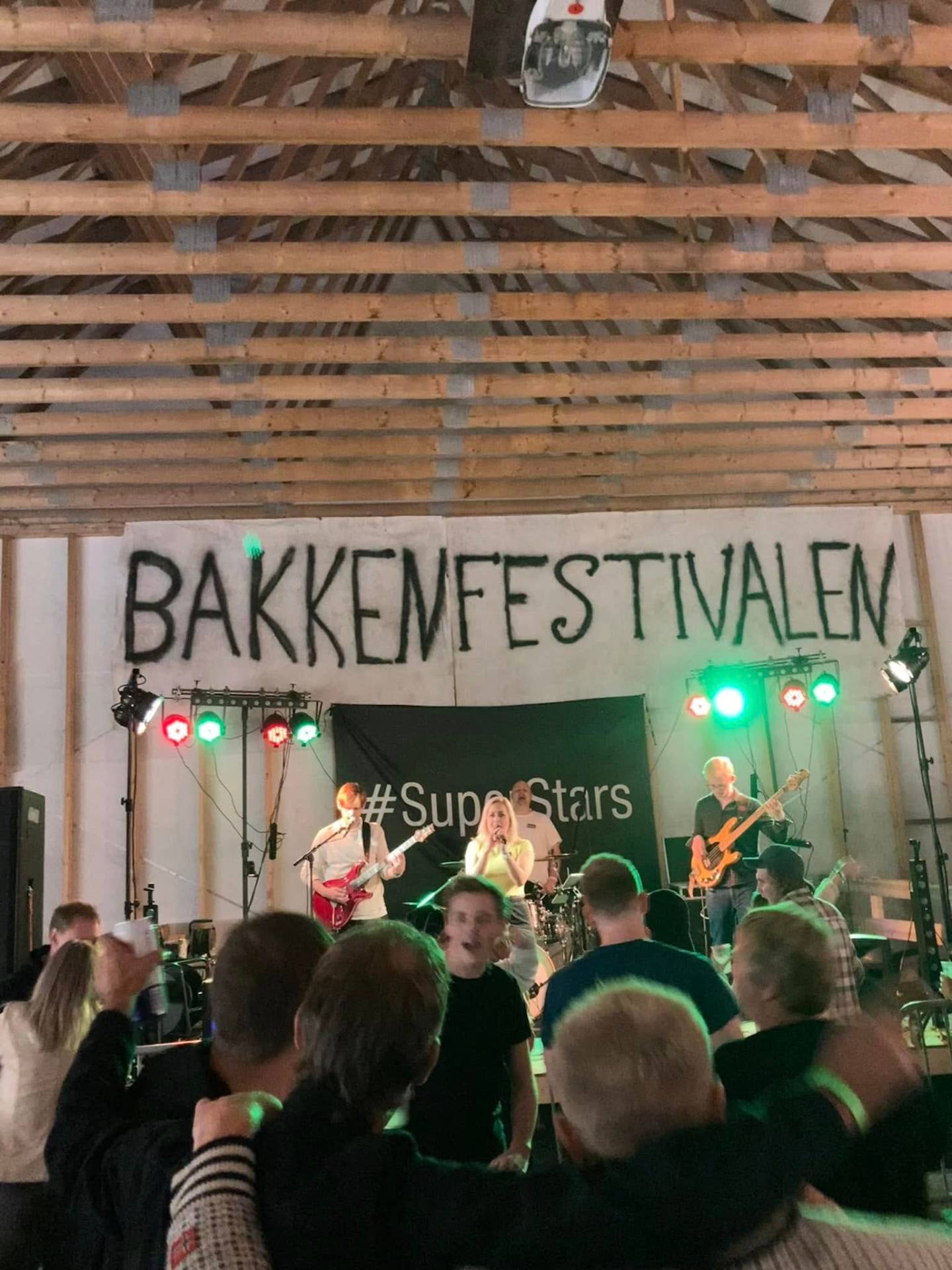 #SuperStars varmer opp publikum