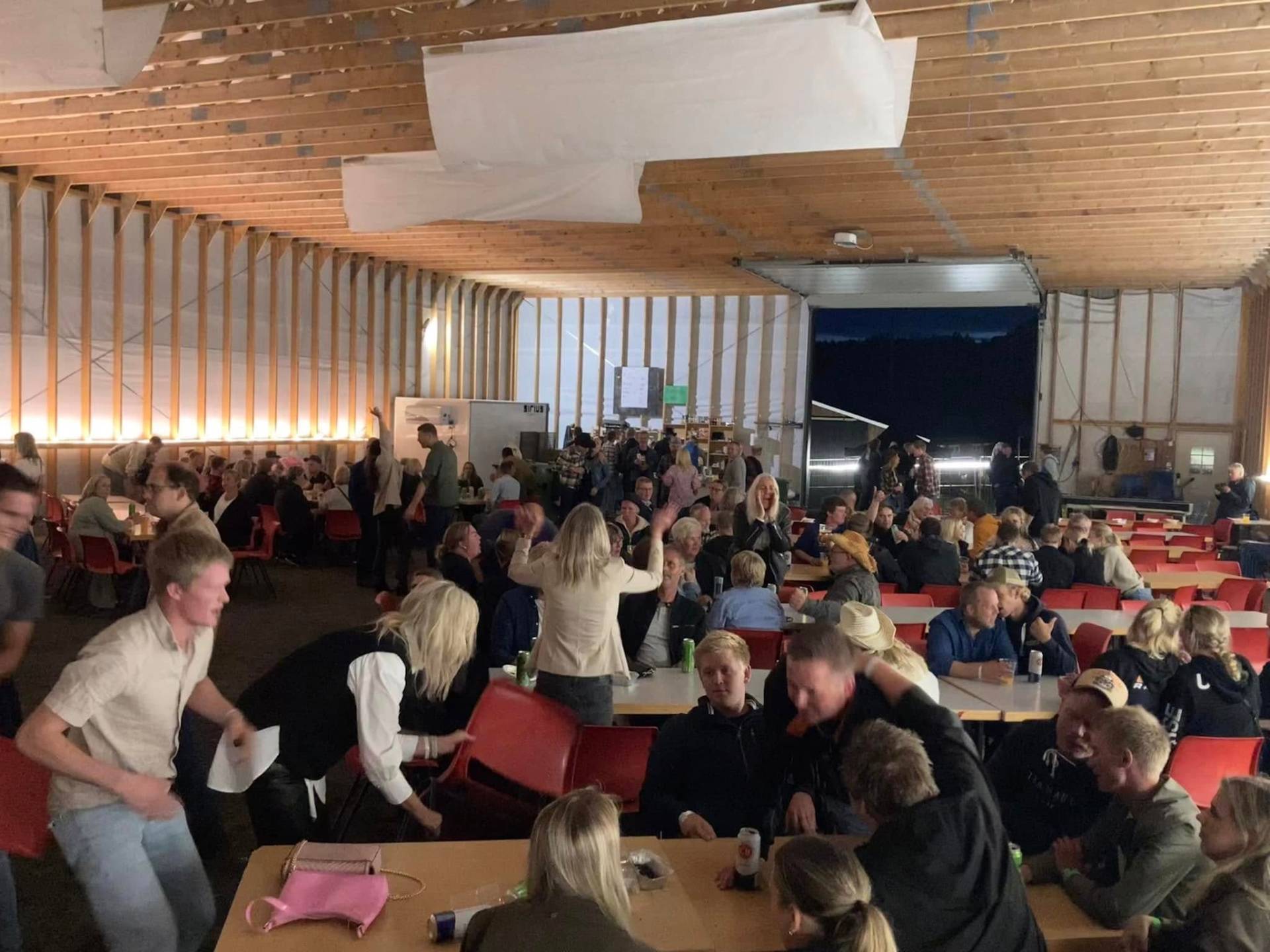 Fullt hus i festivalteltet