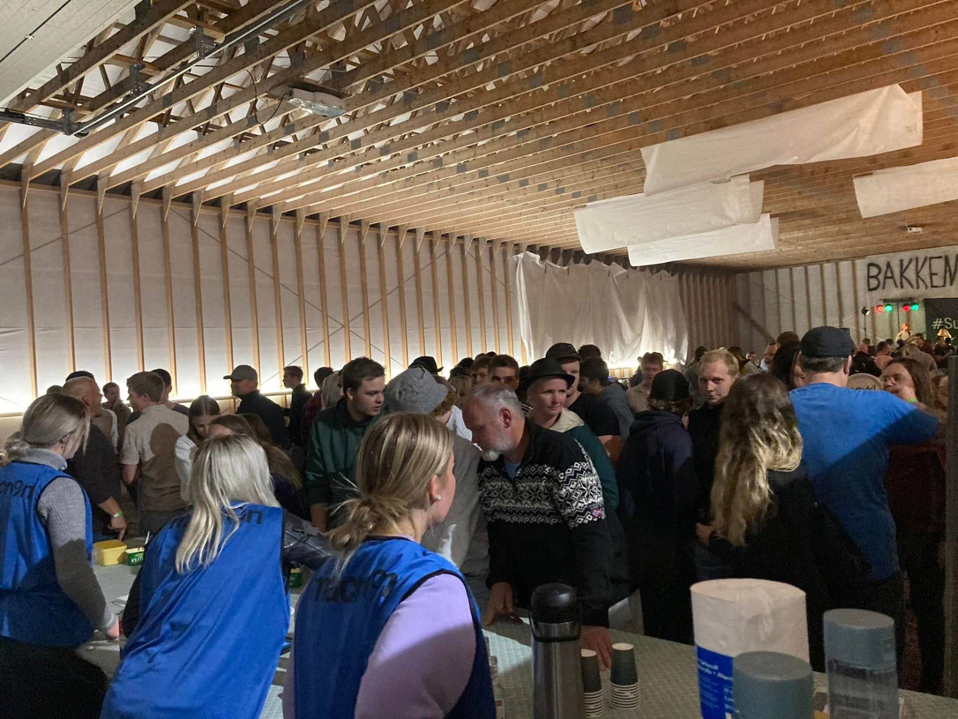 Fullt festivaltelt med folk i baren