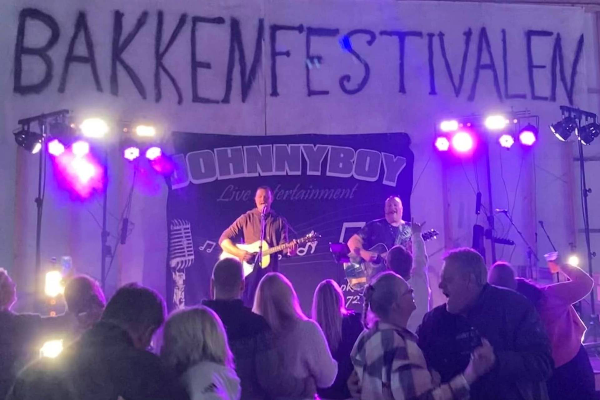 Johnnyboy live under Bakkenfestivalen-banneret