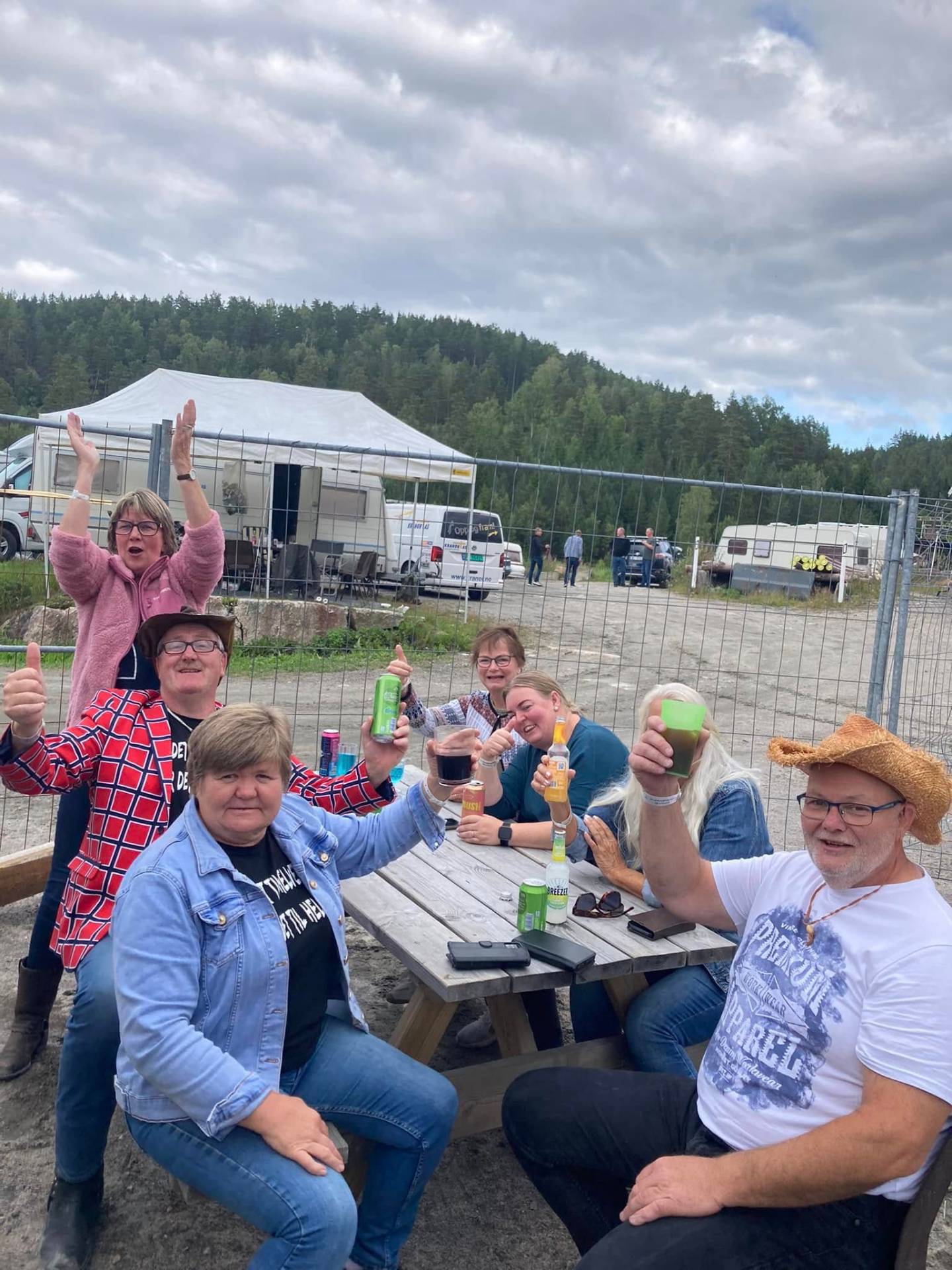 Skål rundt bordet med utsikt mot campingen