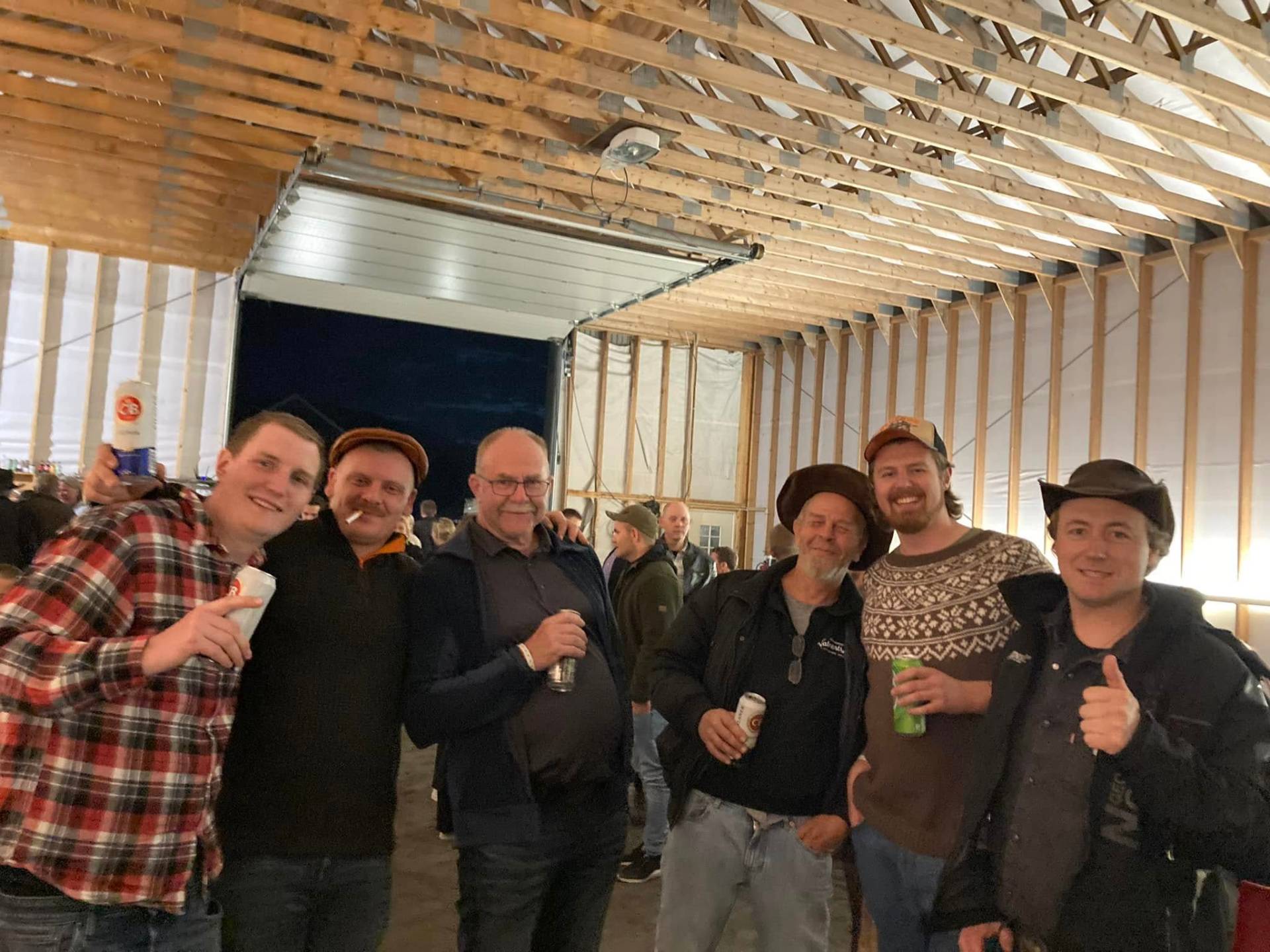 Karagjengen samlet i festivalteltet