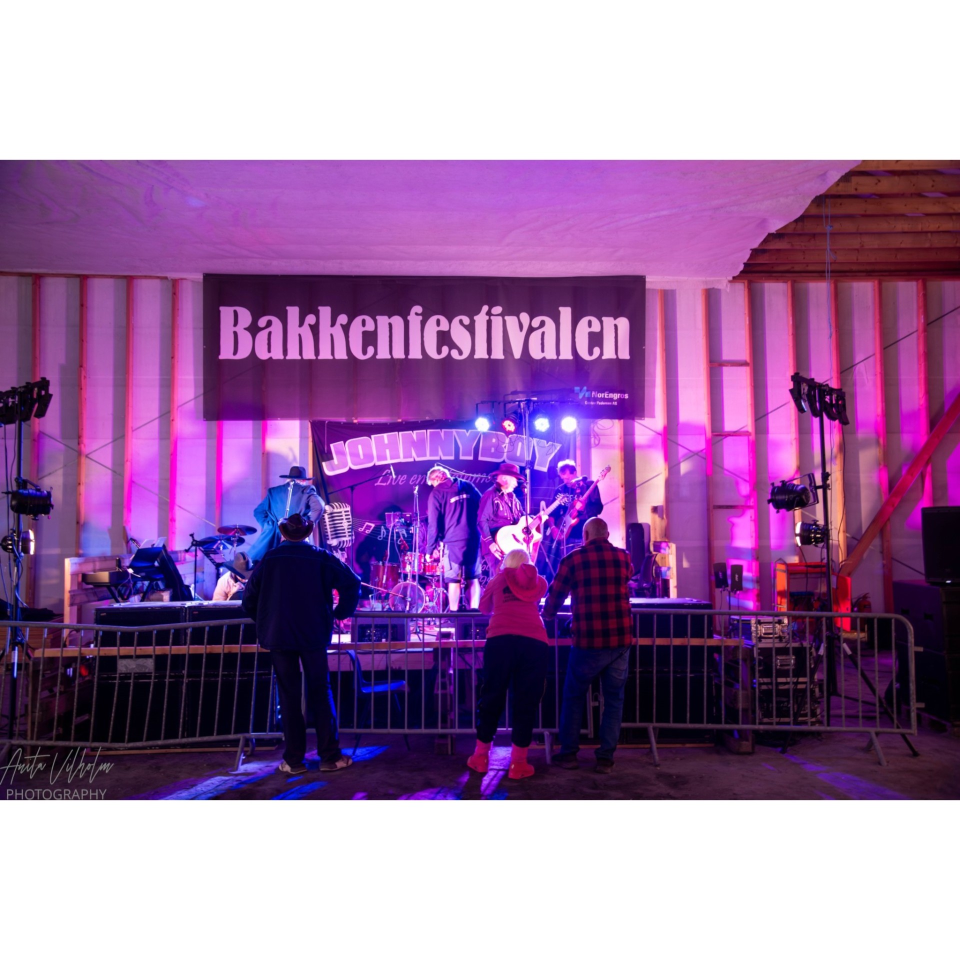 Johnnyboy live under Bakkenfestivalen-banneret