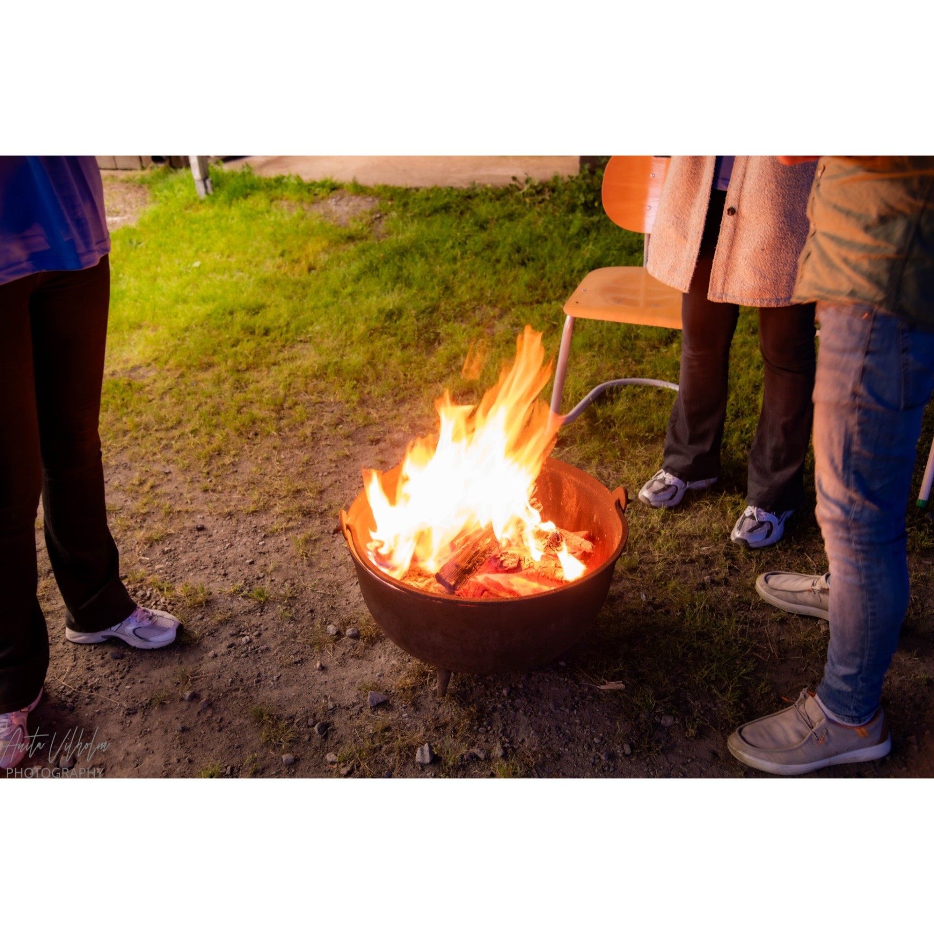 Bål brenner i kveldssol utenfor festivalen
