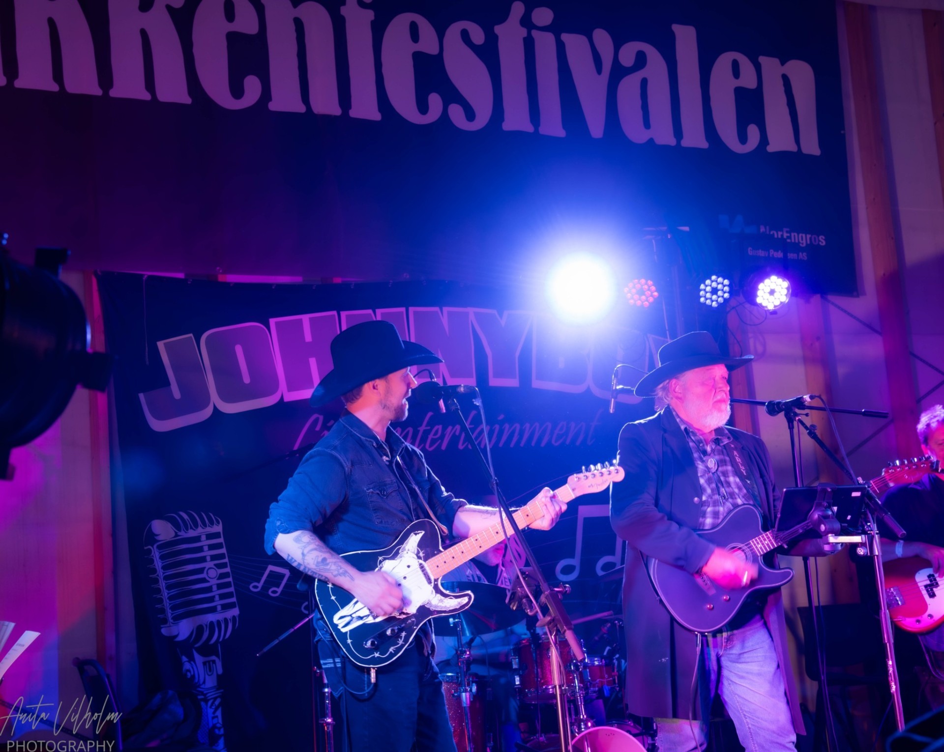 Johnnyboy gitarister i blått og lilla scenelys