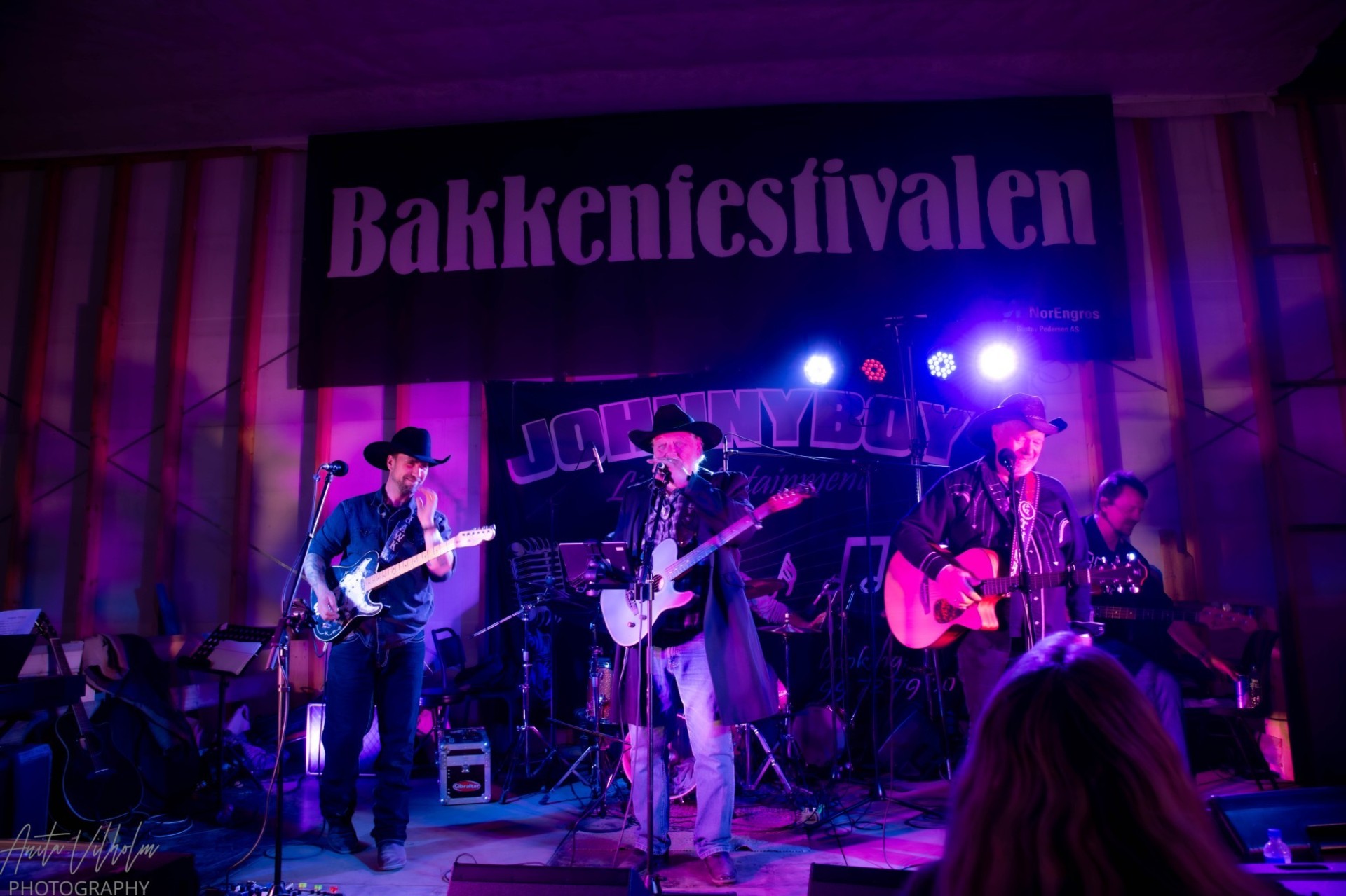 Johnnyboy i full sving under Bakkenfestivalen-skiltet