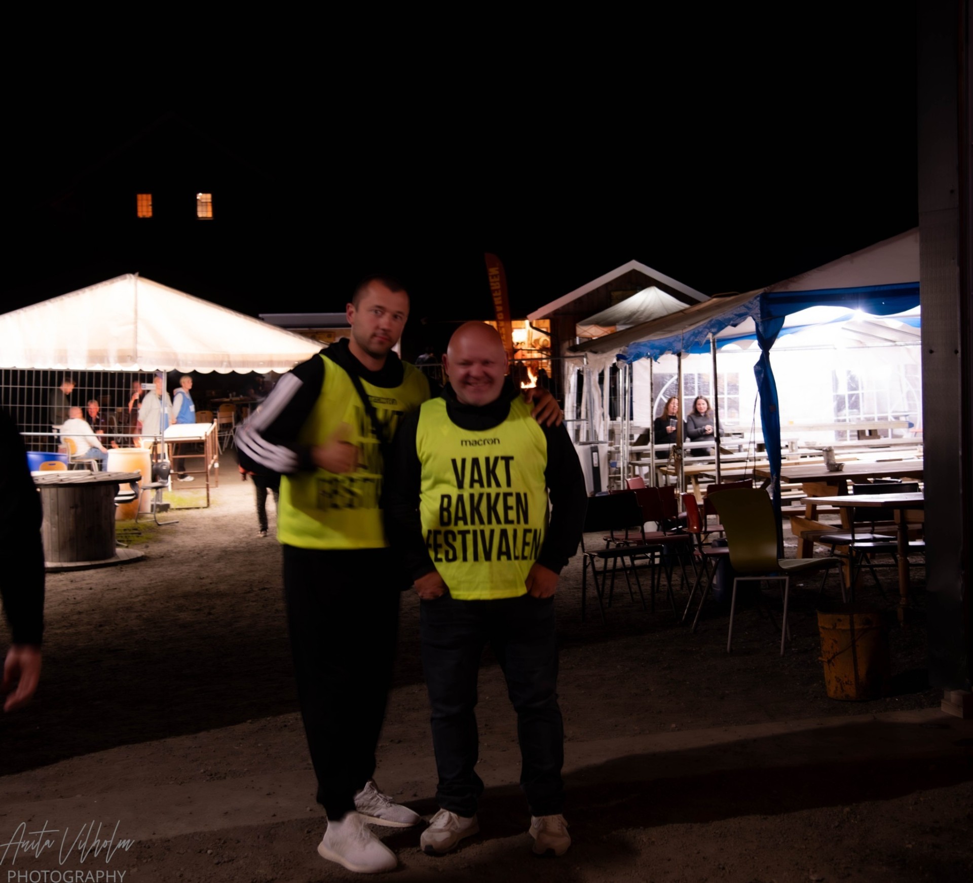 To vakter fra Bakkenfestivalen poserer i kveldsmørket
