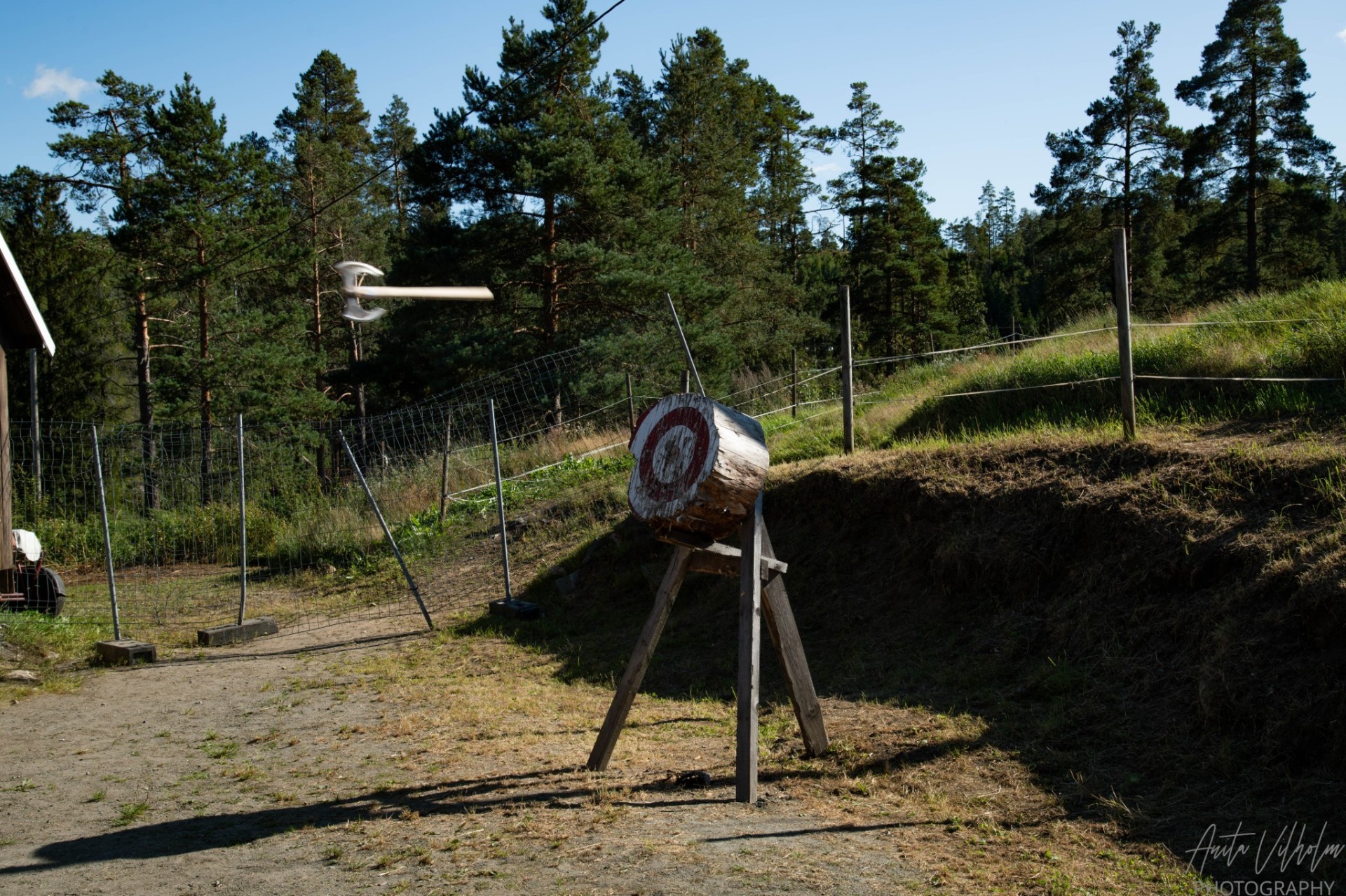 Øksekast mot blink i sommersol