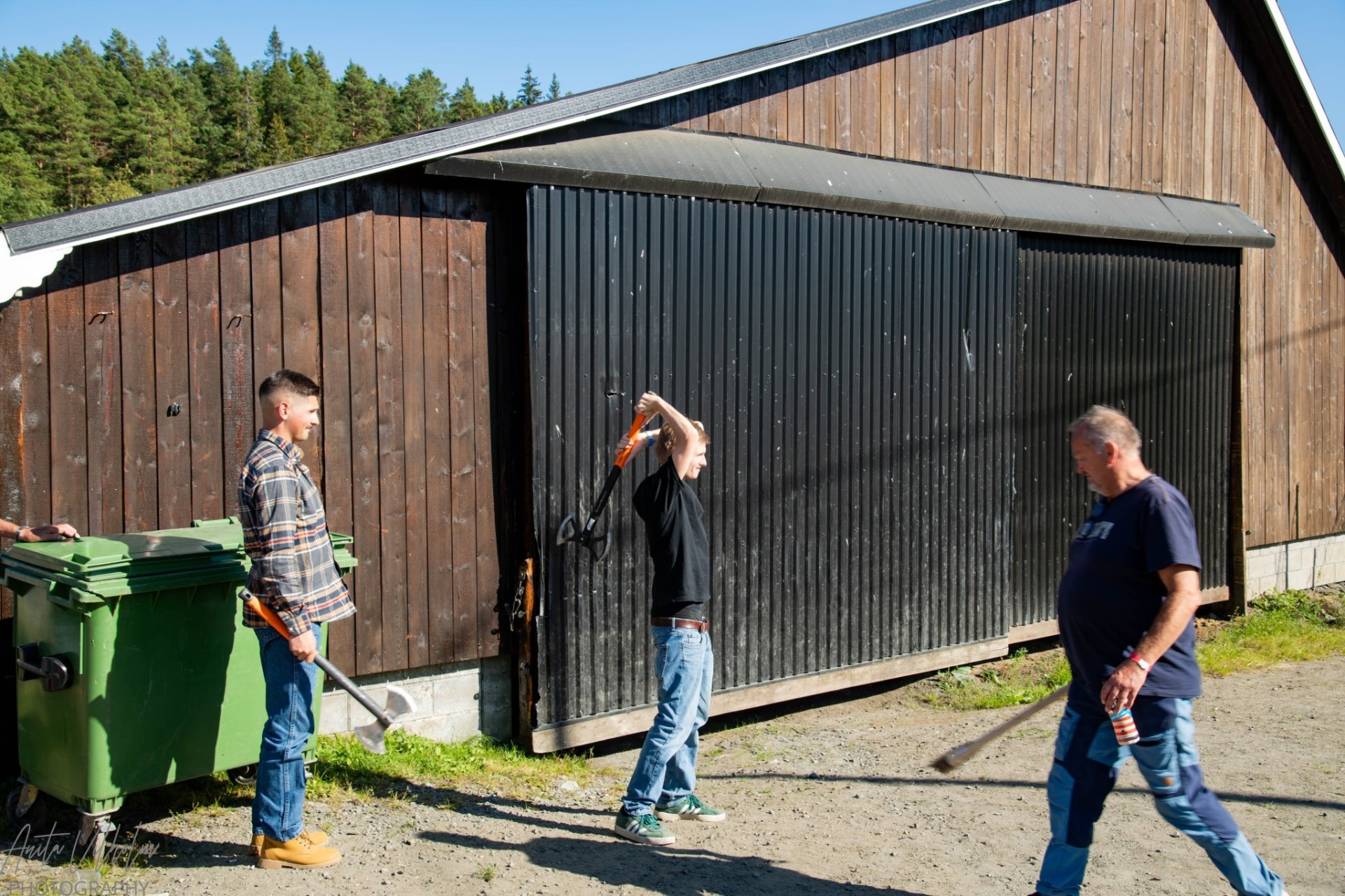Karene gjør seg klare til øksekast ved låven