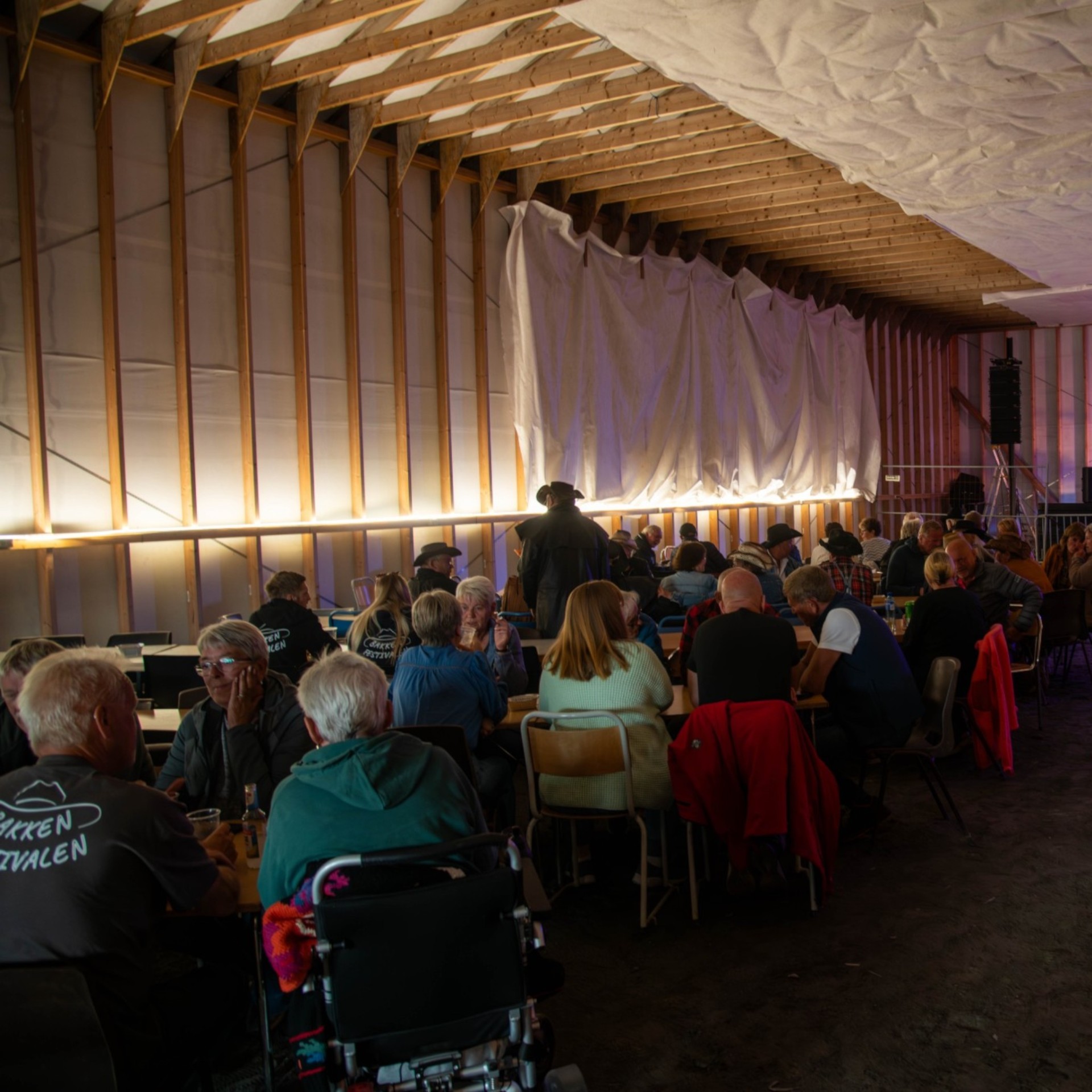 Fullt hus inne i låven under konserten