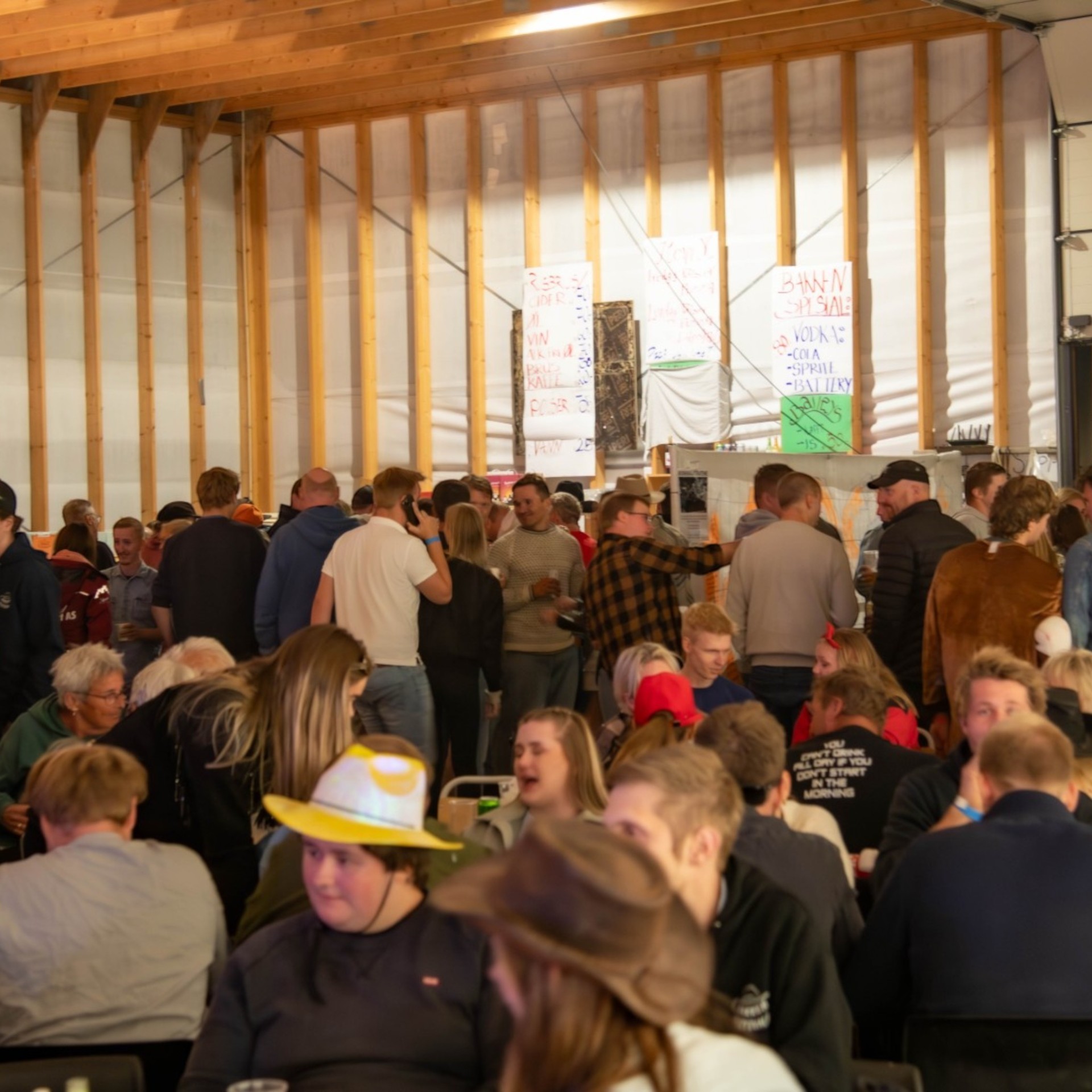 Yrende liv i baren under Bakkenfestivalen