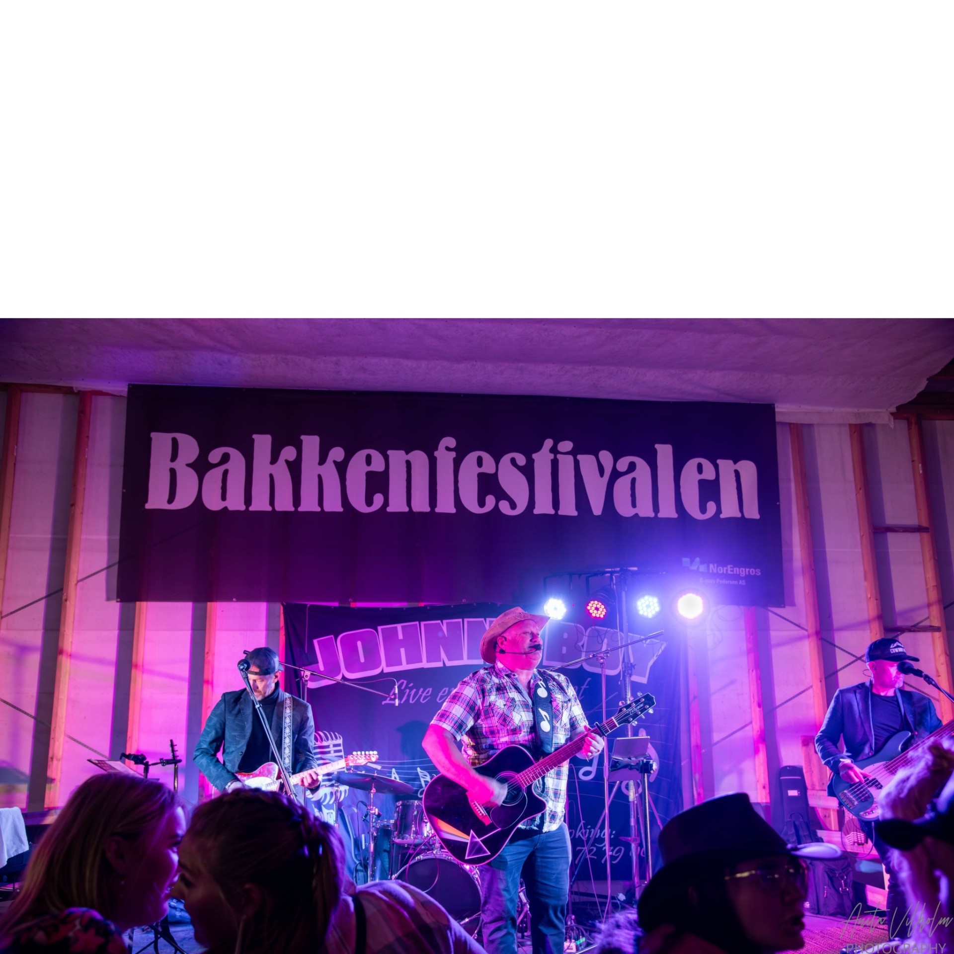 Johnnyboy spiller under Bakkenfestivalen-banneret
