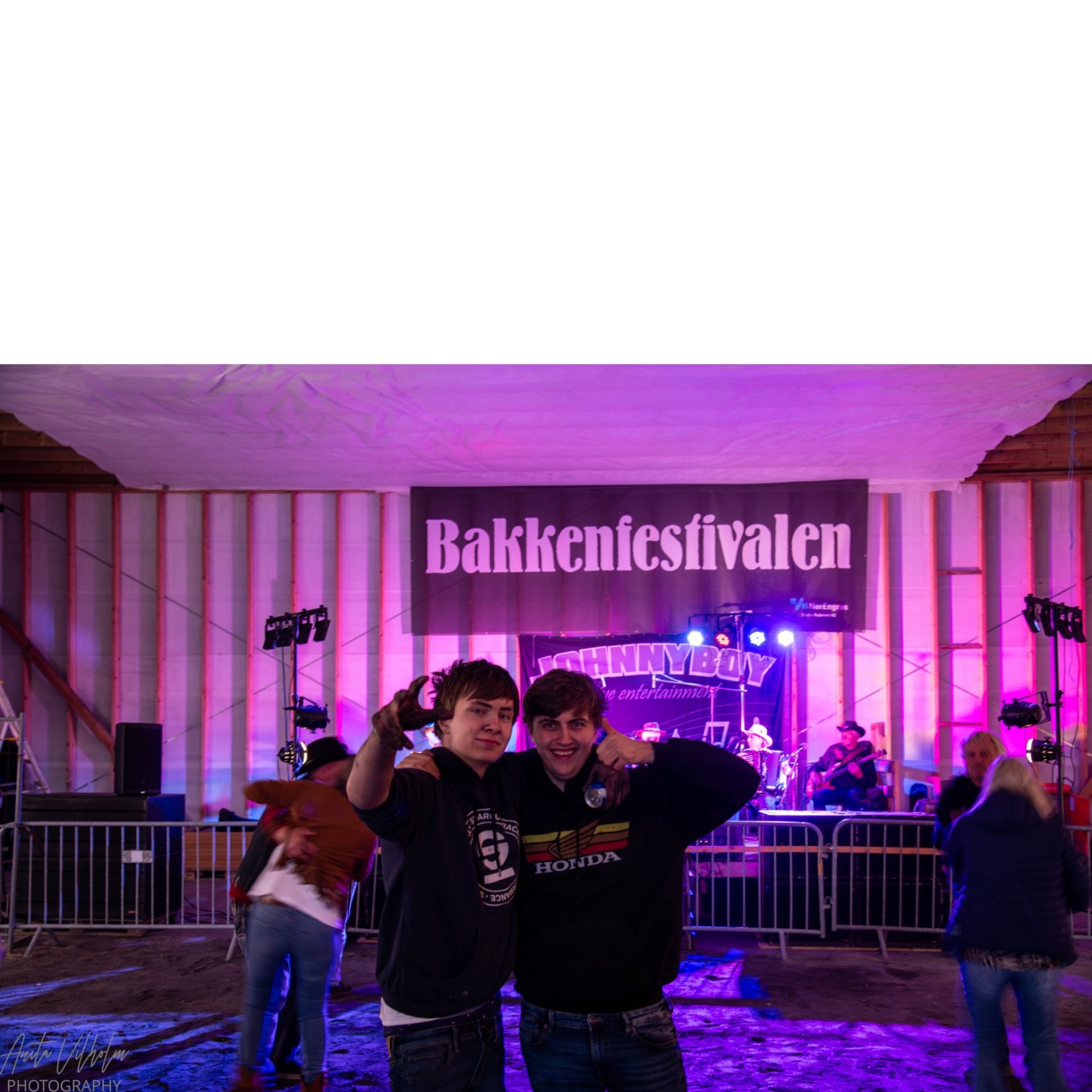 Vennegjeng foran Bakkenfestivalen-scenen